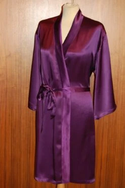 100% Seide Morgenmantel ST. ELM Satin Von Gattina -TraumMode Verkäufe 50223 violett