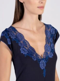 Modal Nachtkleid BLU Mit Spitze Lang Von Verdiani 9 Modal Nachtkleid BLU Mit Spitze Lang Von Verdiani -TraumMode Verkäufe neglige modal lang dunkelblau 4740 donna verdiani 3