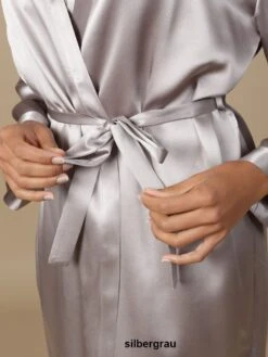 100% Seide Morgenmantel SOIE LASER Uni Von Marjolaine -TraumMode Verkäufe seide morgenmantel laser laurian silber soie unie marjolaine 2 1 1