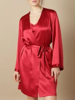 100% Seide Morgenmantel SOIE LASER Uni Von Marjolaine -TraumMode Verkäufe seide morgenmantel laser rot soie unie marjolaine 2 9