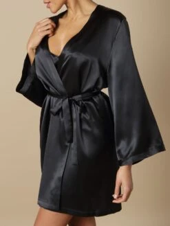 100% Seide Morgenmantel SOIE LASER Uni Von Marjolaine -TraumMode Verkäufe seide morgenmantel laser schwarz soie unie marjolaine 2 8