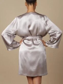 100% Seide Morgenmantel SOIE LASER Uni Von Marjolaine -TraumMode Verkäufe seide morgenmantel laser silber soie unie marjolaine 2 8