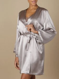 100% Seide Morgenmantel SOIE LASER Uni Von Marjolaine -TraumMode Verkäufe seide morgenmantel laser silber soie unie marjolaine 8